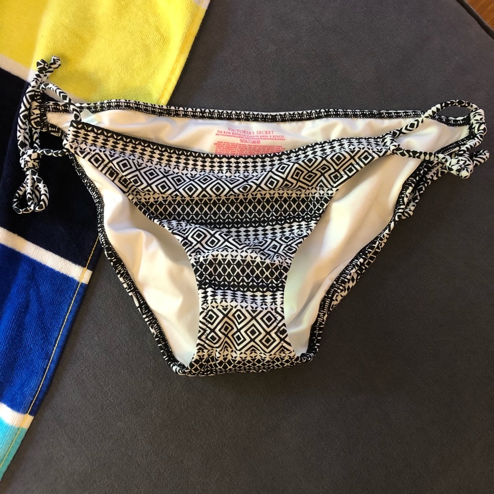 Victoria’s Secret Bikini Bottoms M